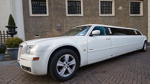 Chrysler 300C wit superstretched limo