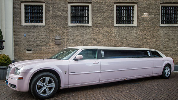 Chrysler 300C roze ultrastretched limo